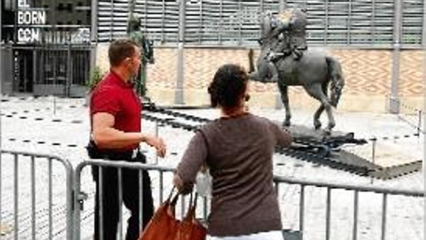 Una dona llança un ou contra l&#039;escultura eqüestre de Franco, ahir al Born.