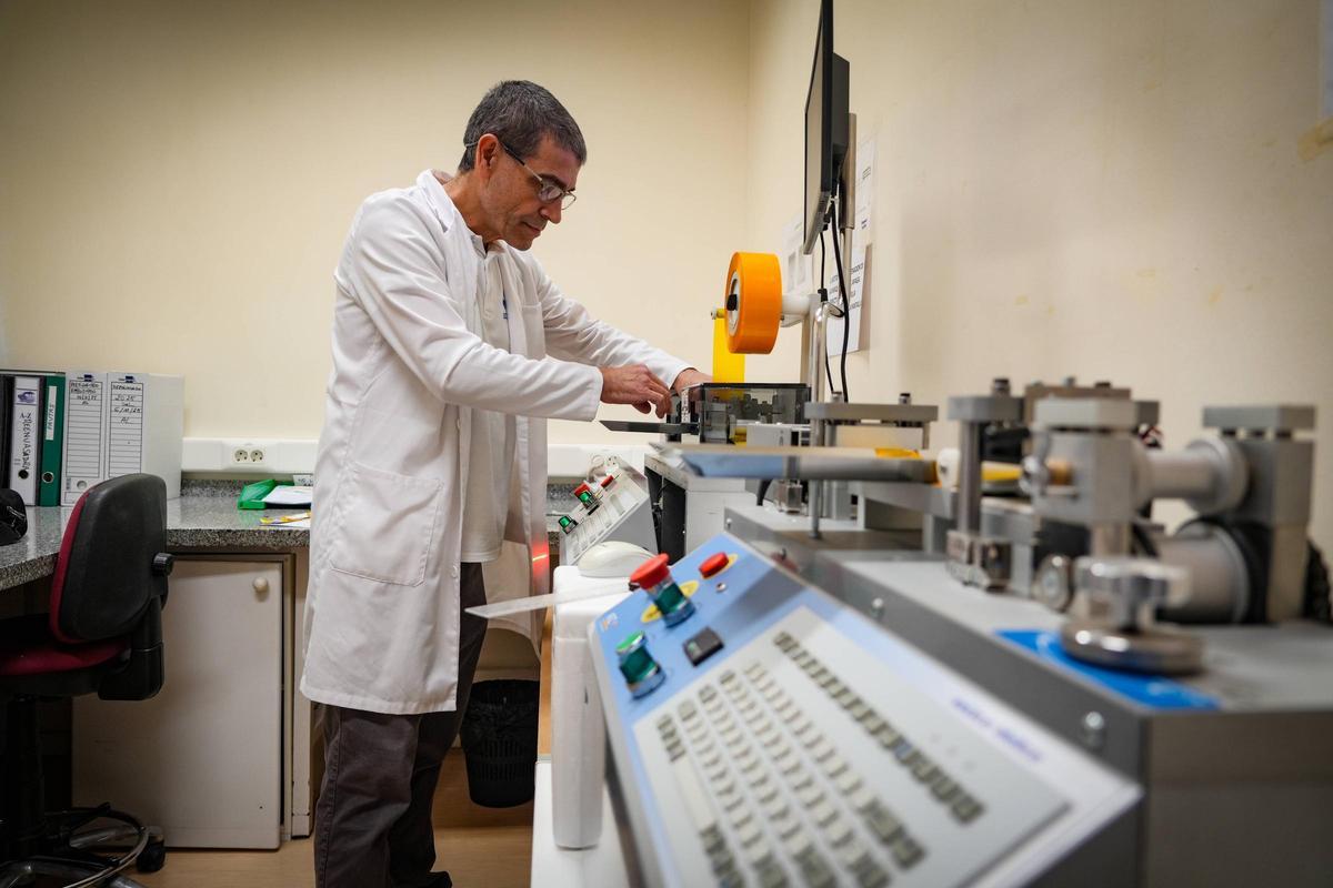 Un profesional trabajando en el servicio del complejo pacense.