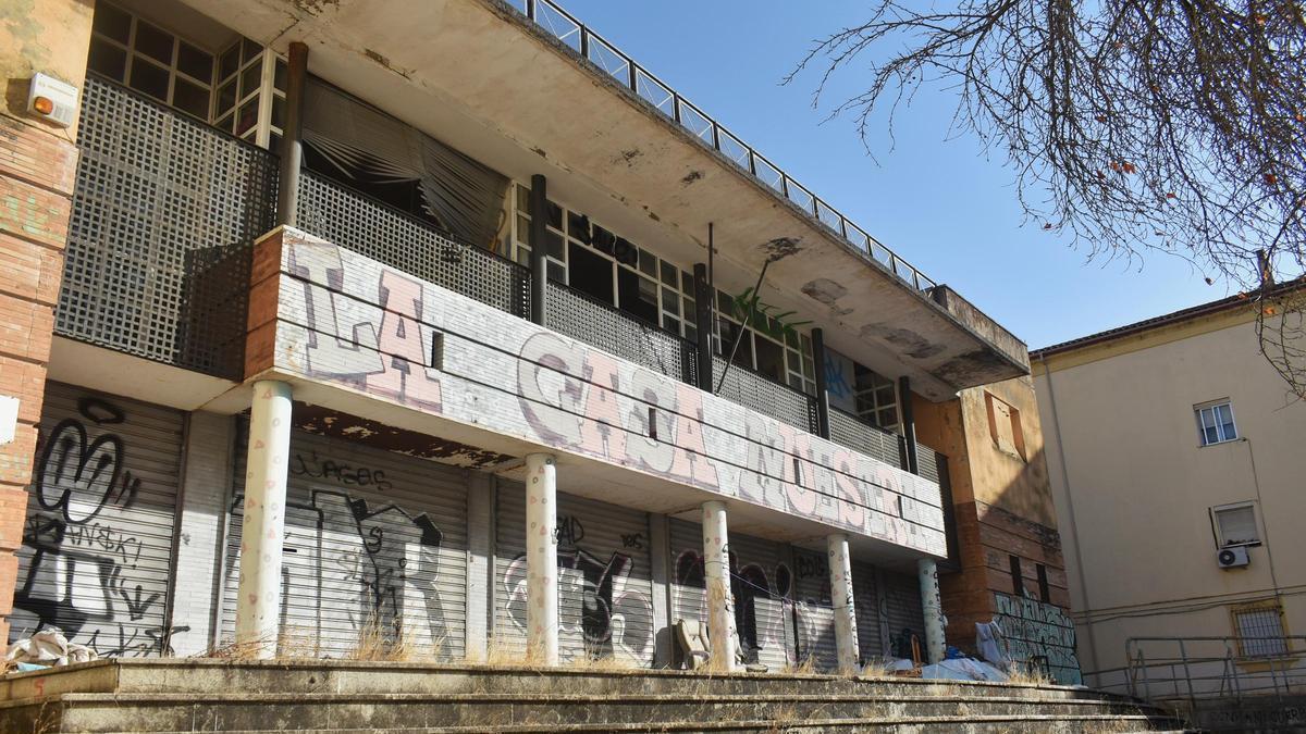 Galería | Así se encuentra el edificio abandonado de Antonio Reyes Huertas en Cáceres