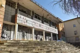 Galería | Así se encuentra el edificio abandonado de Antonio Reyes Huertas en Cáceres