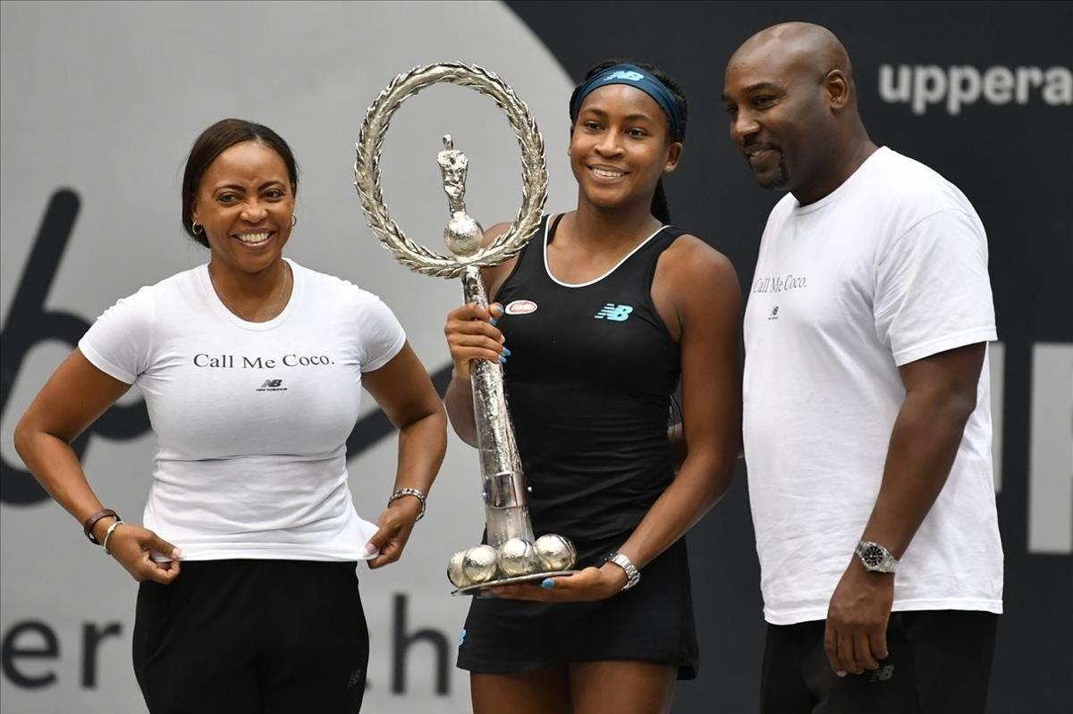 zentauroepp50383757 cori gauff of us  c  poses with the trophy next to her paren191013202107