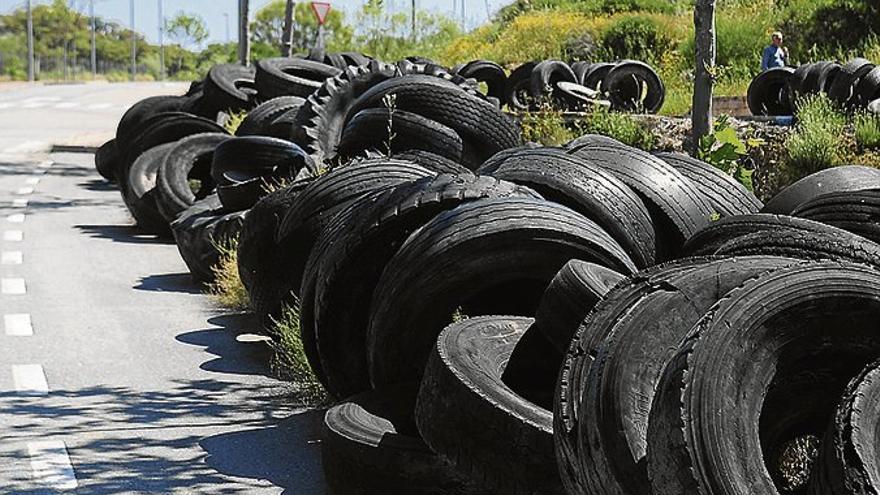 Los 300 neumáticos abandonados en Valcorchero siguen sin retirarse