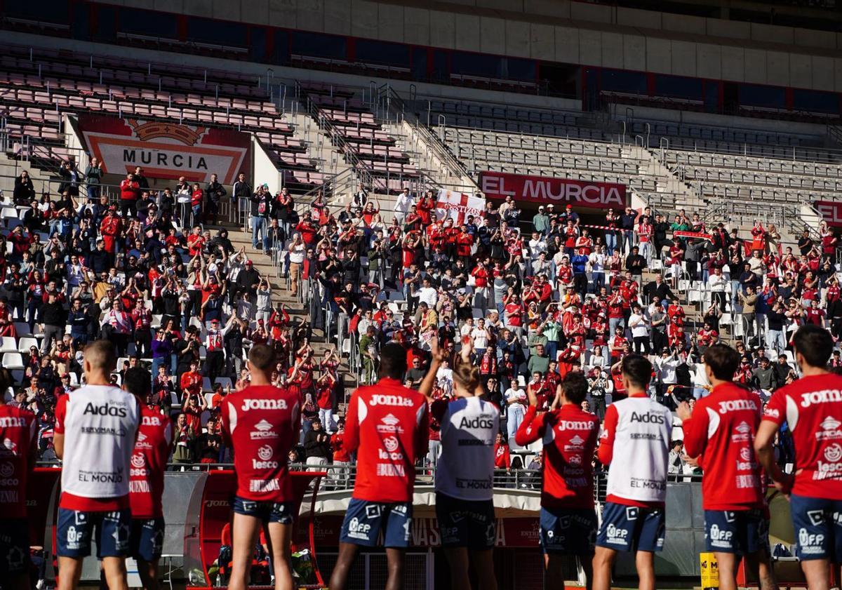 1. Los granas reciben el apoyo de sus aficionados en el entrenamiento de ayer. 2. Javi Rey, técnico del Cartagena. 3.  Colunga, ayer.