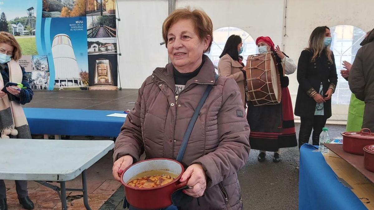 Nieves Avello muestra el plato ganador. | LNE