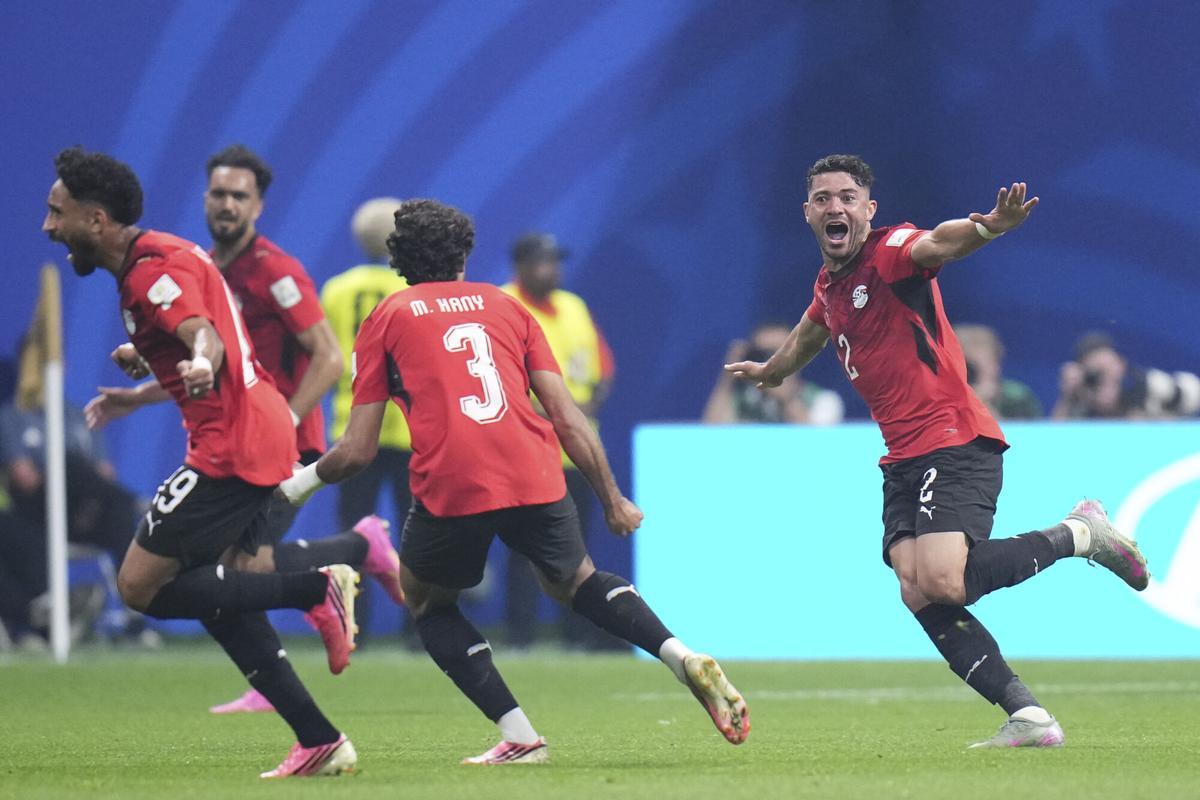 Yasser Ibrahim corre celebrando su gol, el momentáneo 0-1, en el duelo de octavos de final de Egipto frente a Argentina en Atlanta.