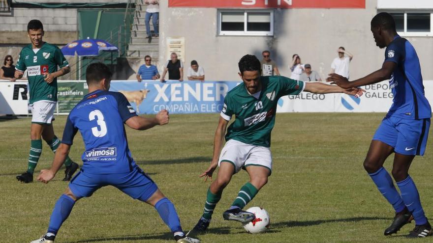 Un instante del partido entre Coruxo y Fuenlabrada. // A. Villar