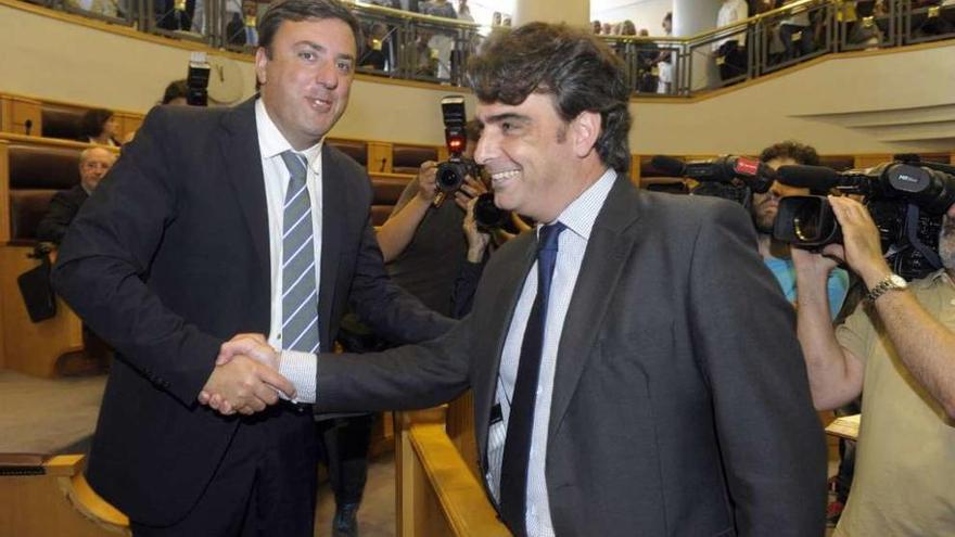 El presidente de la Diputación, Valentín González, da la mano a su antecesor, Diego Calvo, tras su investidura.