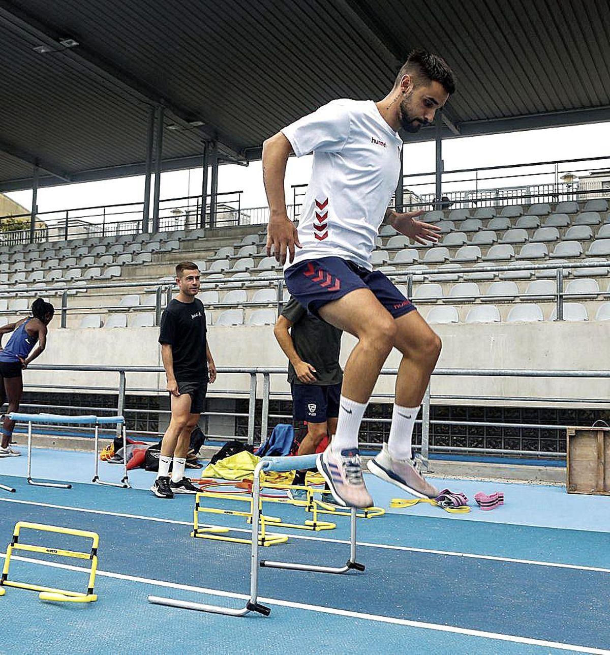 Álex García, en uno de los ejercicios del entrenamiento. | M. Villamuza