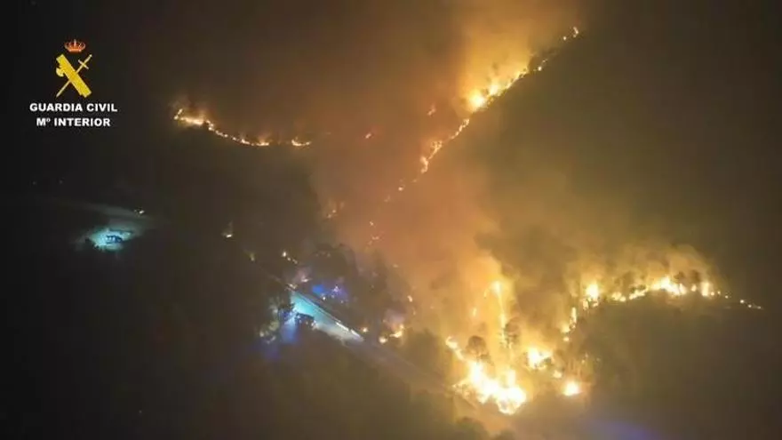 Vídeo | Espectaculares imágenes nocturnas del incendio en Las Peñas de Riglos grabadas por un dron