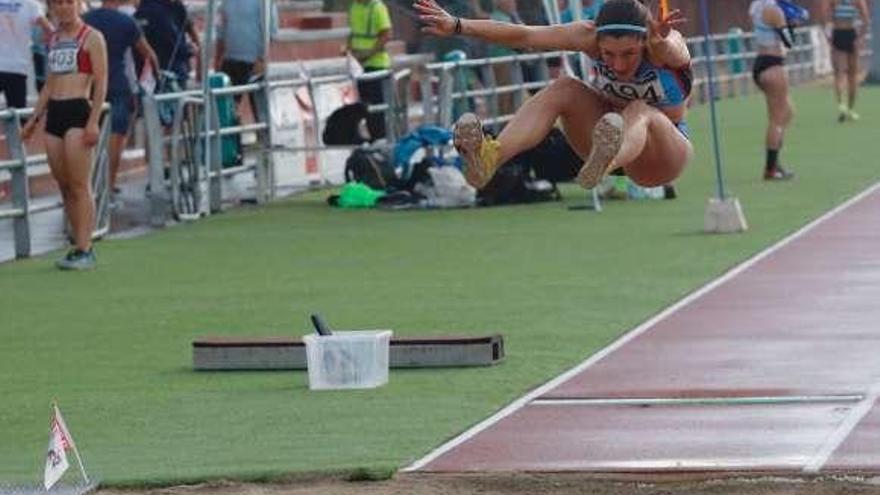 Alicia Merino, en el salto de longitud. // José Lores