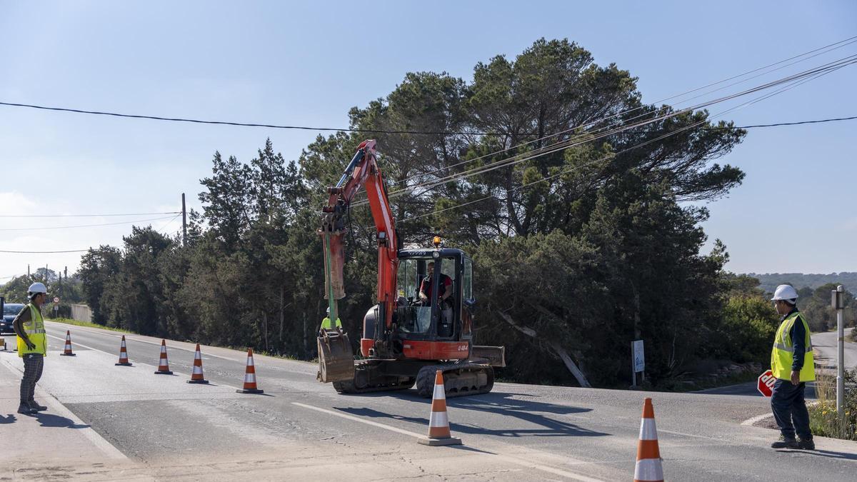Una máquina trabajando a la altura del curce de Porto-salè