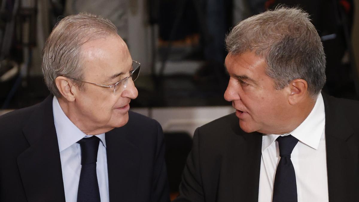 El presidente del grupo ACS y del Real Madrid Club de Fútbol, Florentino Pérez (i), conversa con el presidente del Fútbol Club Barcelona, Joan Laporta, durante el Desayuno informativo de Nueva Economía Fórum.º