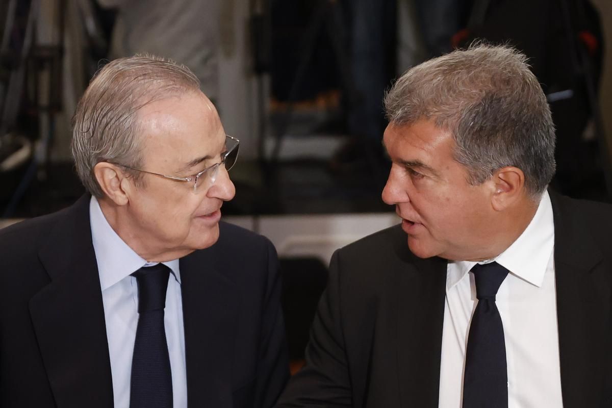 El presidente del grupo ACS y del Real Madrid Club de Fútbol, Florentino Pérez (i), conversa con el presidente del Fútbol Club Barcelona, Joan Laporta, durante el Desayuno informativo de Nueva Economía Fórum.º