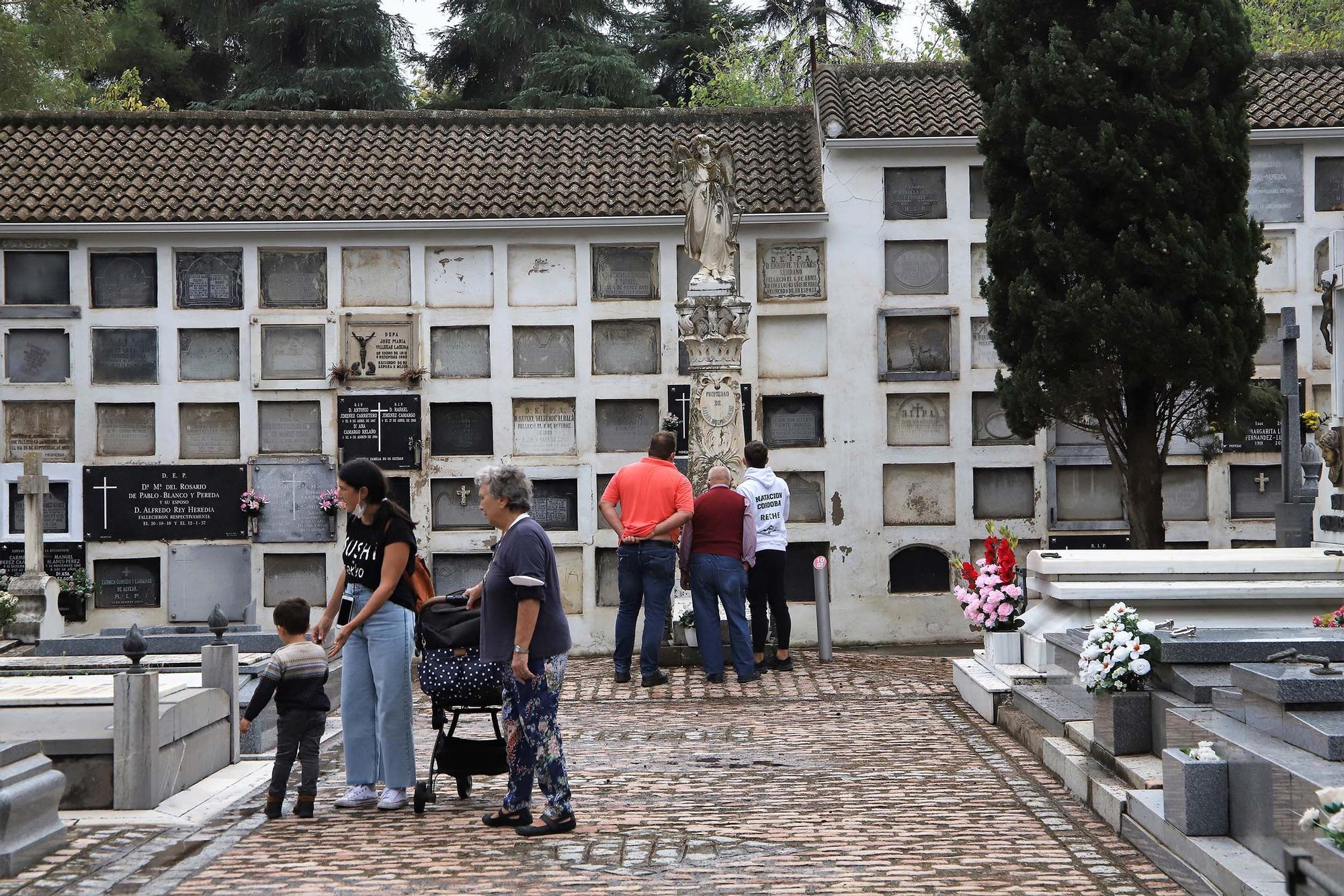 La lluvia da tregua en Córdoba para un día de visita a los cementerios sin bulla