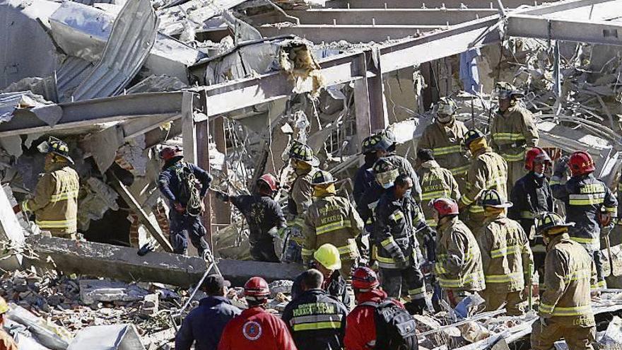 Bomberos y equipos de rescate en el lugar del siniestro. jorge núñez/efe