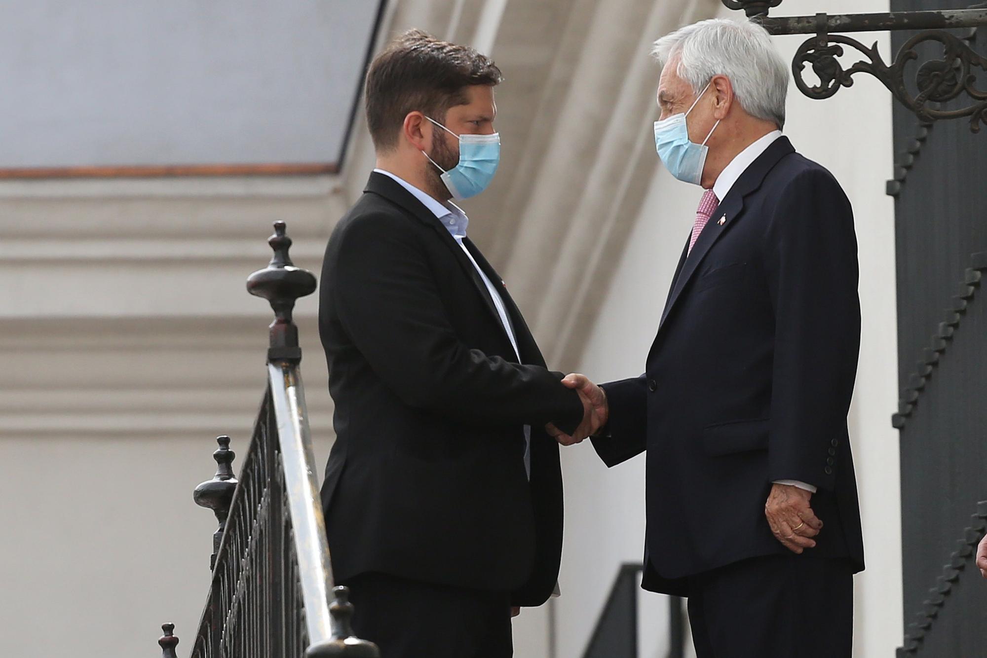 El presidente de Chile Sebastián Piñera (d) recibe al presidente electo Gabriel Boric, en el palacio de La Moneda, en Santiago (Chile).