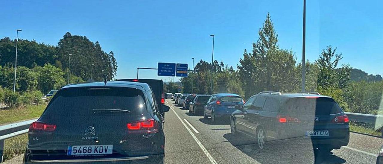 Retención en la Autovía del Cantábrico a la altura de Villaviciosa.