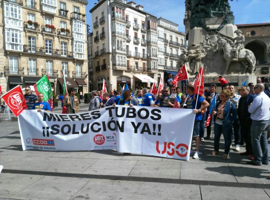 Los trabajadores de Mieres Tubos se manifiestan en Vitoria.