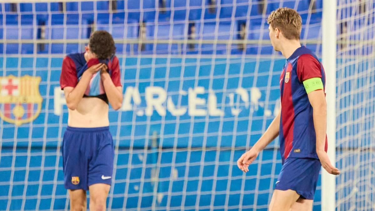 Tristeza total de Albert Navarro y Cristo después del 0-4 del Oporto al Juvenil A