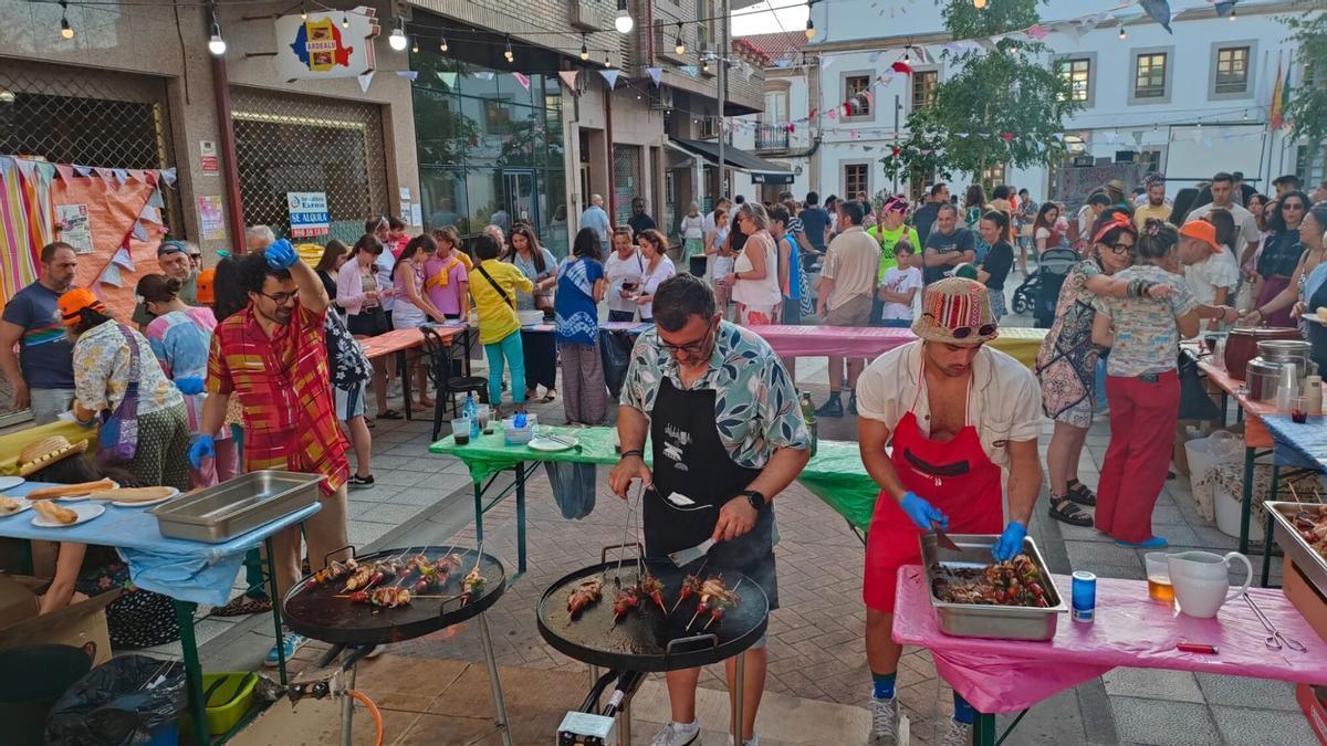 Mesa dos espetos e cócteles durante a celebración de 2025.