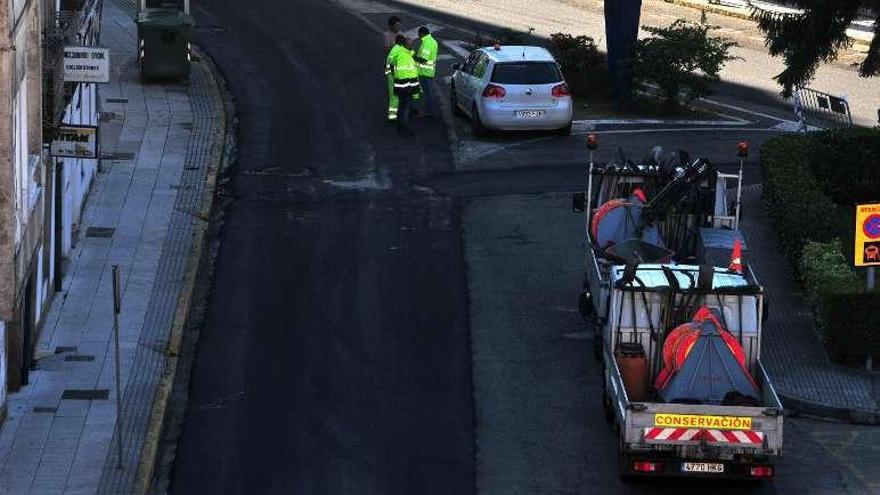 El carril de aparcamientos quedó sin pavimentar.