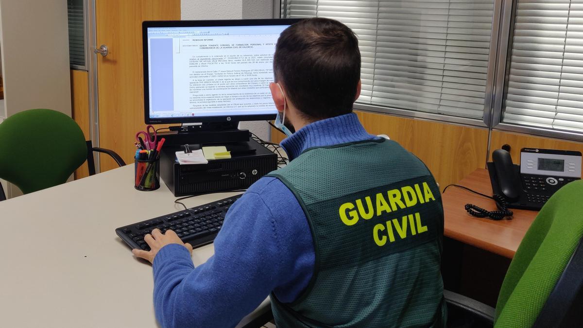 Un agente de la Guardia Civil en otra operación contra las redes que utilizan el timo de las cartas nigerianas