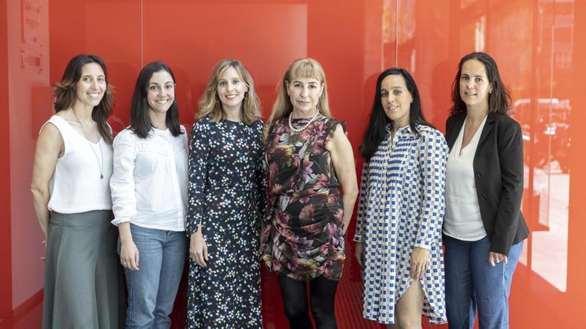 De izquierda a derecha: Rosa Bosch (Xenopat), Raquel Boqué (Xenopat), Neus Falgàs (neuróloga del Clínic), Susan Greenfield, Sara García Rates (Neuro-Bio) y Anna Portela (Xenopat).