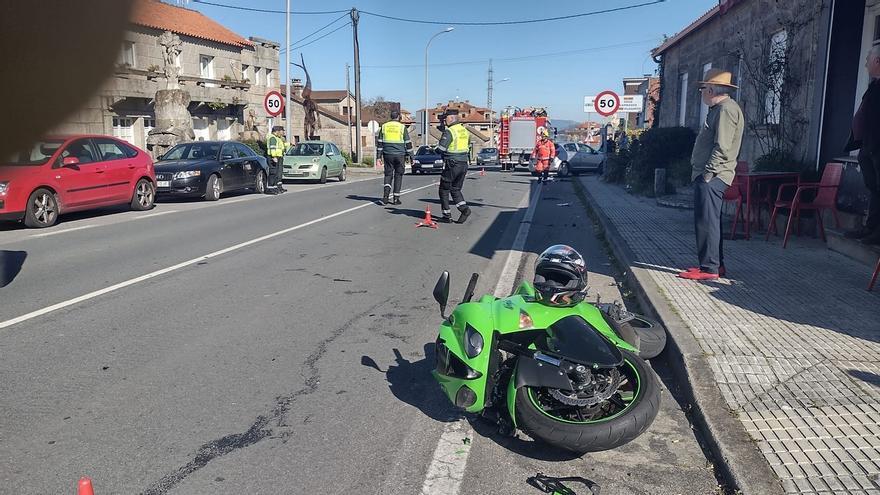 La moto siniestrada y agentes de la Guardia Civil
