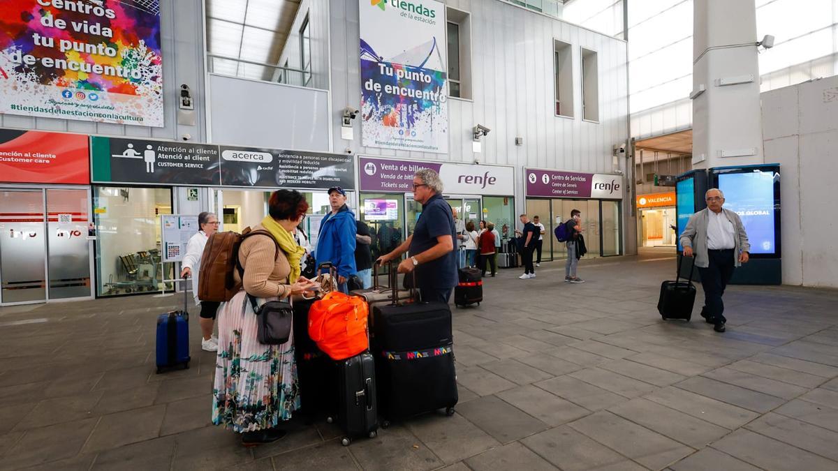 Decenas de viajeros intentan escapar de la cancelación de trenes a Barcelona vía Madrid
