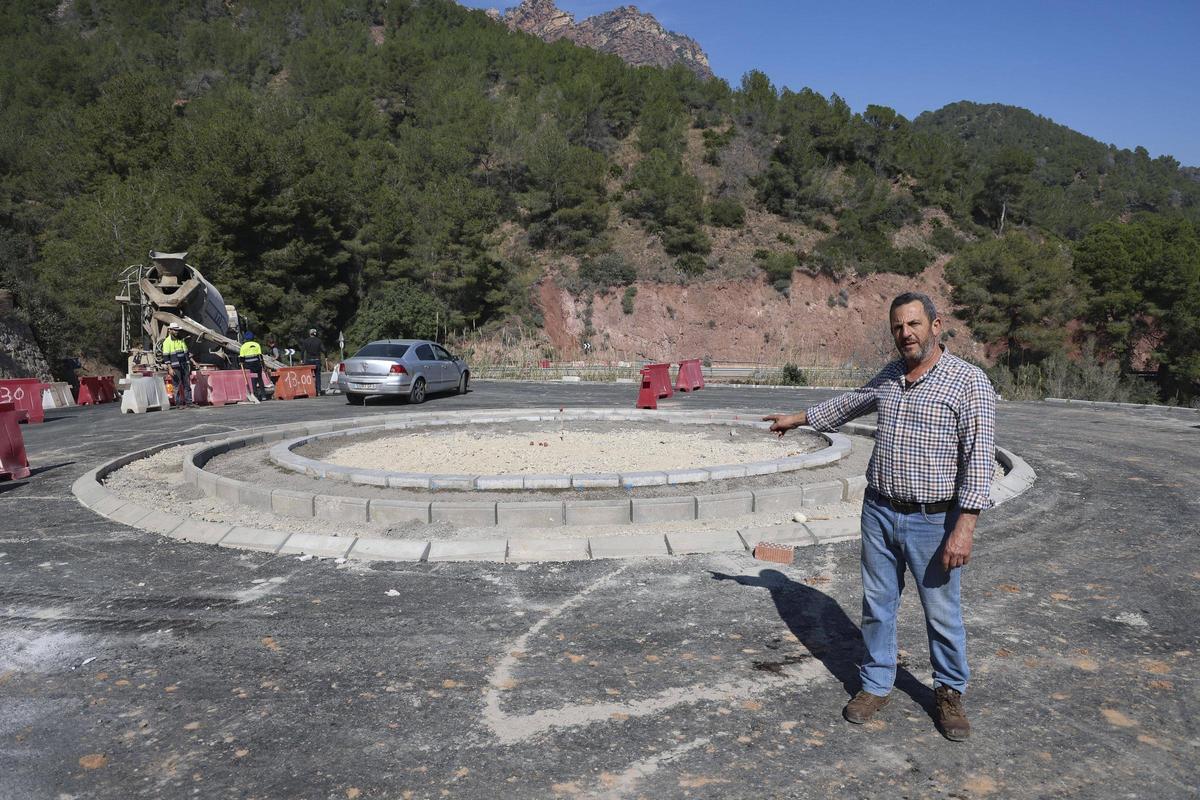 El alcalde mostrando la nueva rotonda.