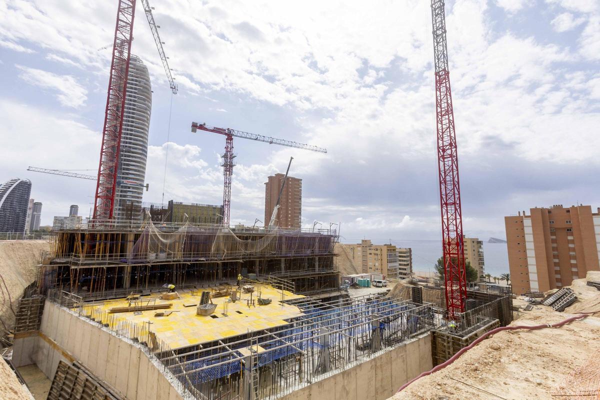 Benidorm sienta la base del rascacielos residencial más alto de Europa Benidorm sienta la base del rascacielos residencial más alto de Europa