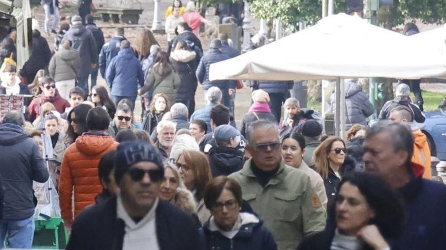 Turistas paseando por la zona de Porta Faxeira