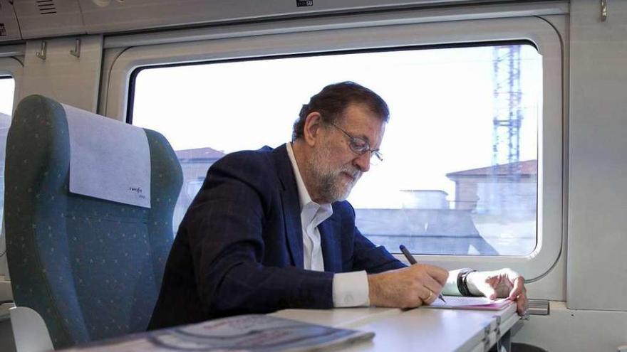 Rajoy, ayer en el tren que hacía el recorrido Madrid-Zamora . // Efe