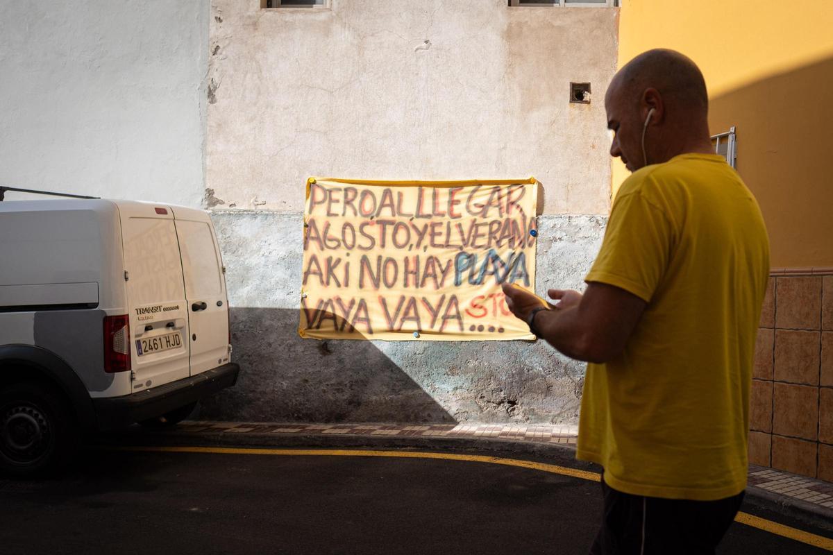 Un cartel de los vecinos de Punta Brava de protesta por el cierre prolongado de Playa Jardín por vertidos fecales.
