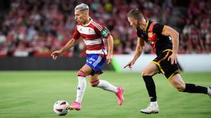 El delantero del Granada Bryan Zaragoza controla el balón durante el partido de LaLiga ante el Rayo Vallecano