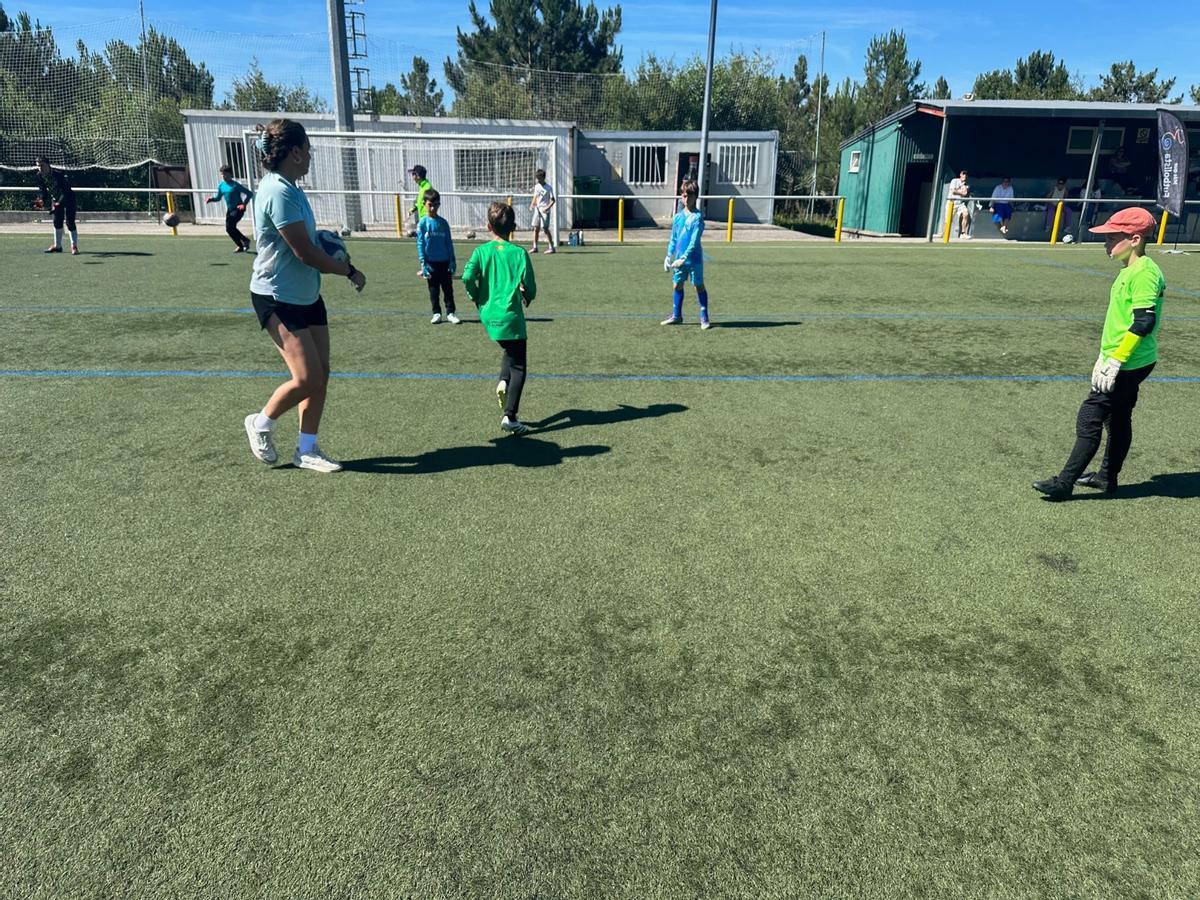 En imágenes: el club Valdés ACF conoce los secretos del portero gracias a la avilesina María Echezarreta, "Cheza"