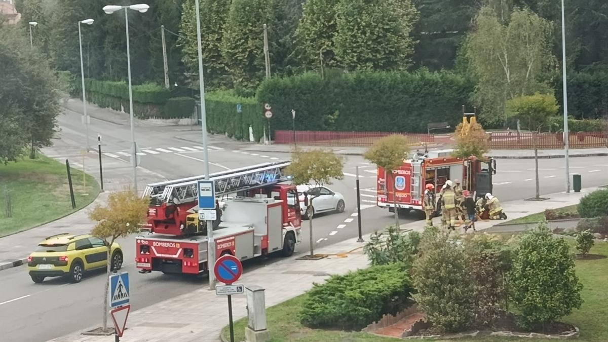 Dos camiones de Bomberos frente al Centro de Formación Ocupacional de La Corredoria.