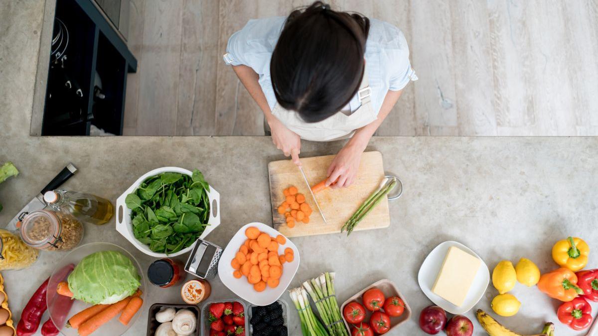 Dedicar tiempo a la cocina saludable ayuda a llevar un estilo de vida equilibrado.