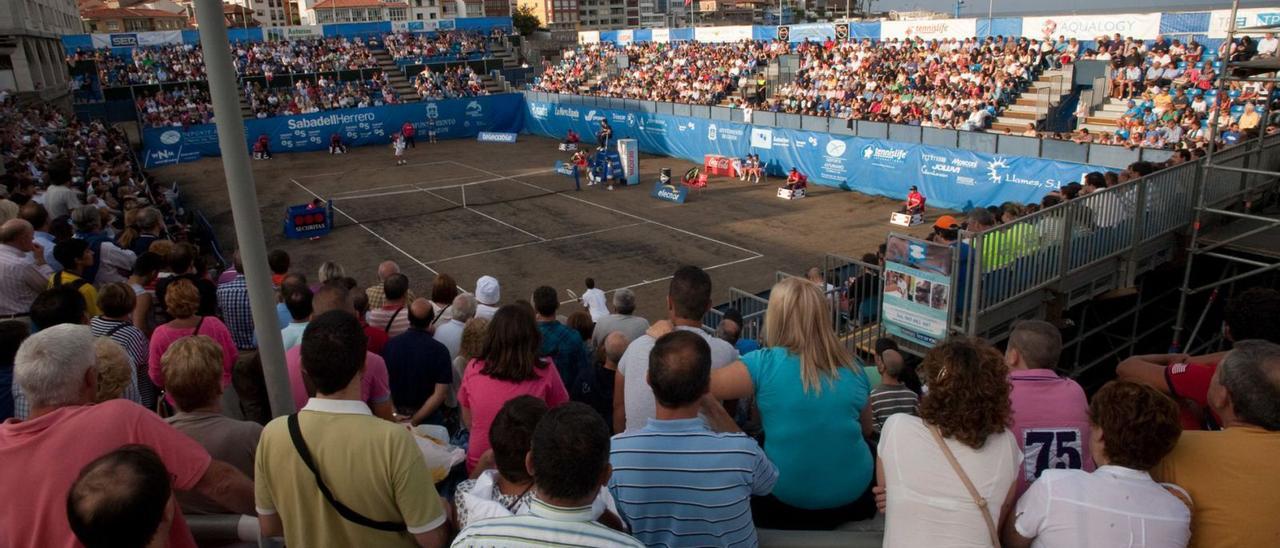 Aspecto que presentaban las gradas en la playa de La Ribera para ver la final entre Tommy Robredo y Nicolás Almagro en 2013. | Ricardo Solís