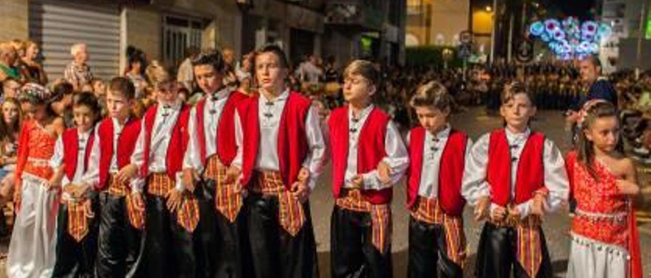 Las carrozas y las agrupaciones de baile engrandecieron el desfile.