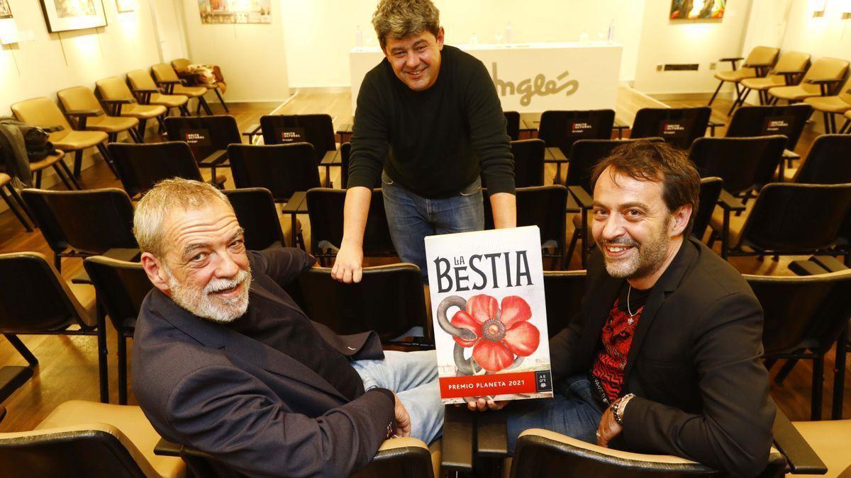 Los creadores de Carmen Mola posan junto a su última novela ‘La Bestia’.