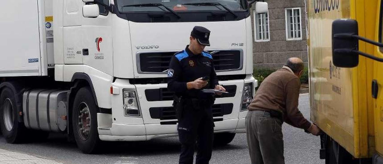 Un agente local del Sintra durante un control de camiones en la ciudad. // Ricardo Grobas