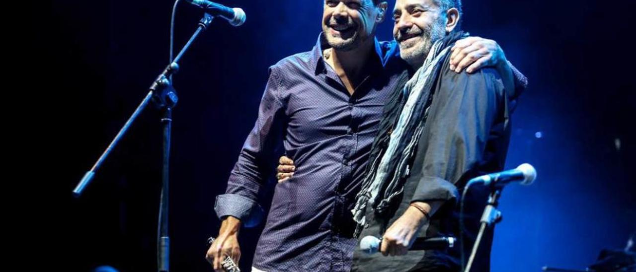 Hevia y Chus Pedro, en un momento de la noche folk de la plaza de la Catedral