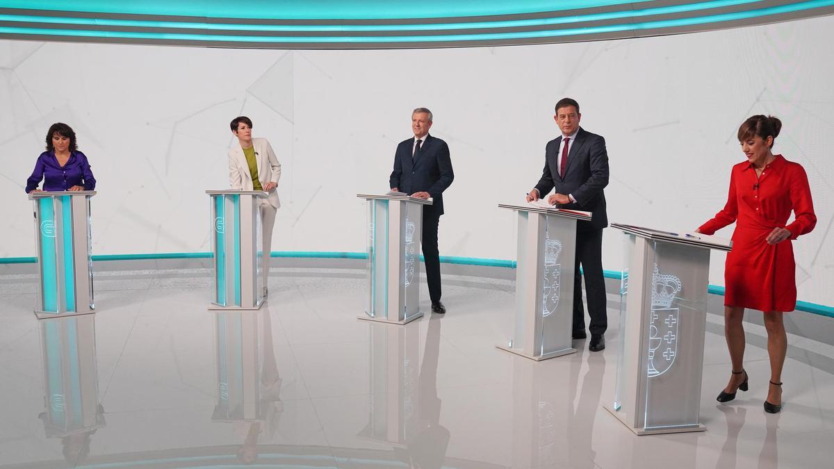 Los candidatos durante el debate electoral.