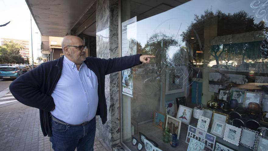 Golpea con una maza varios escaparates en el Port