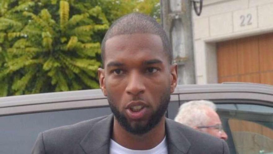 Ryan Babel, ayer, a su llegada al Hospital Modelo.