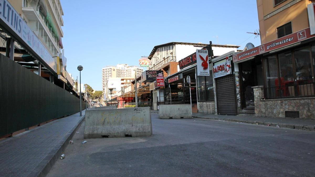 Die Schinkenstraße an der Playa de Palma und die dortigen Lokale bleiben wegen der Corona-Pandemie vorerst geschlossen.