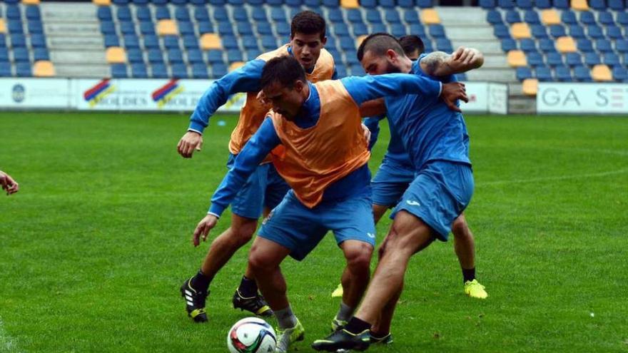 Adrián Mouriño trata de superar a un compañero durante un entrenamiento Pasarón. // Rafa Vázquez