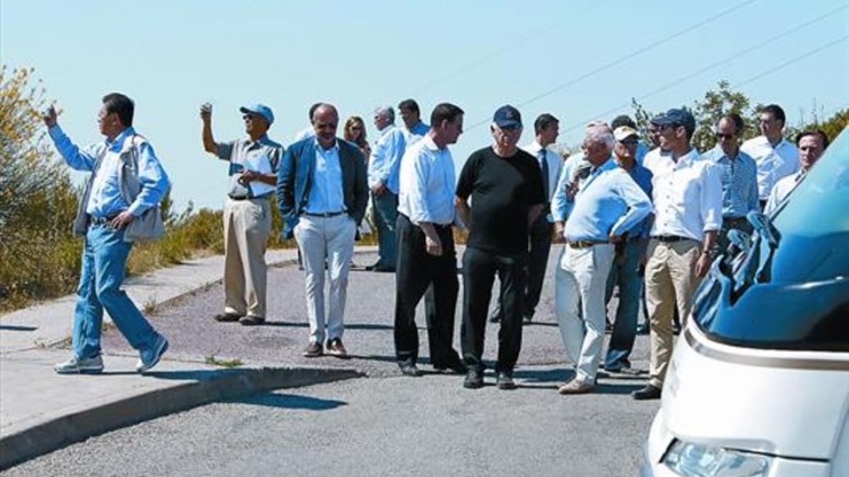 Sin corbata y con gorra 8La delegación de Las Vegas Sands, en un momento de su visita de ayer al Baix Llobregat.