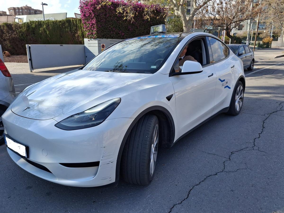 Esta taxista de Alicante se ha topado con comentarios negativos sobre el dueño de Tesla.